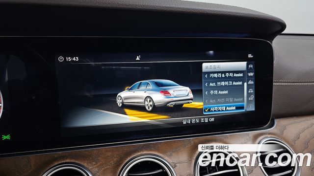Mercedes-Benz E-Class 2018 — photo 16