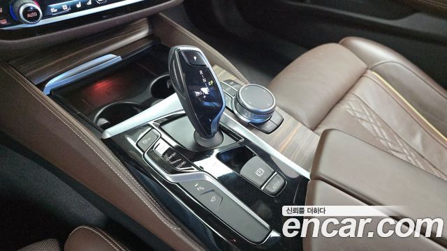BMW 5-Series 2018 — photo 9