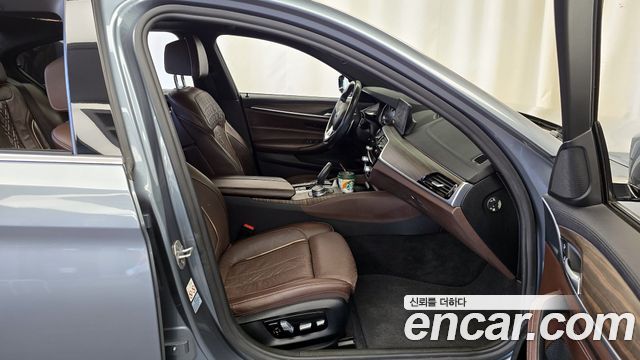 BMW 5-Series 2018 — photo 11