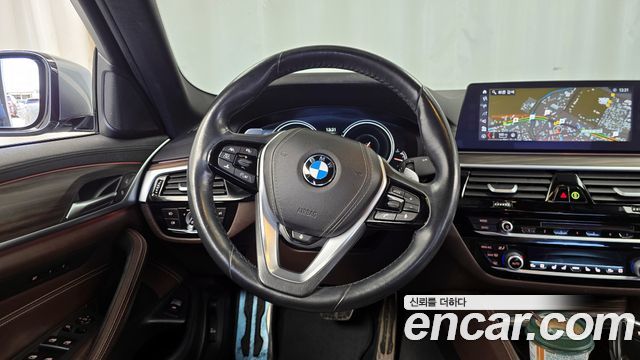 BMW 5-Series 2018 — photo 13