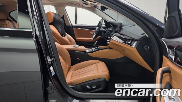 BMW 5-Series 2019 — photo 10