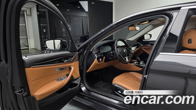 BMW 5-Series 2019 — photo 11