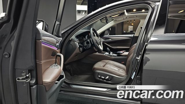 BMW 5-Series 2018 — photo 10