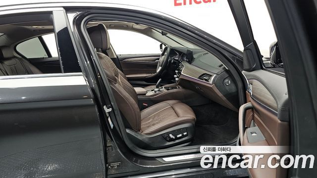 BMW 5-Series 2018 — photo 11
