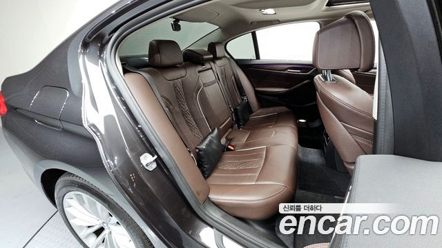 BMW 5-Series 2018 — photo 12