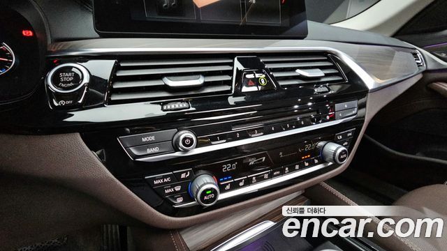 BMW 5-Series 2018 — photo 15