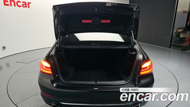 BMW 5-Series 2018 — photo 20