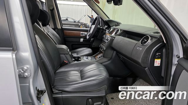 Land Rover Discovery 2016 — photo 11
