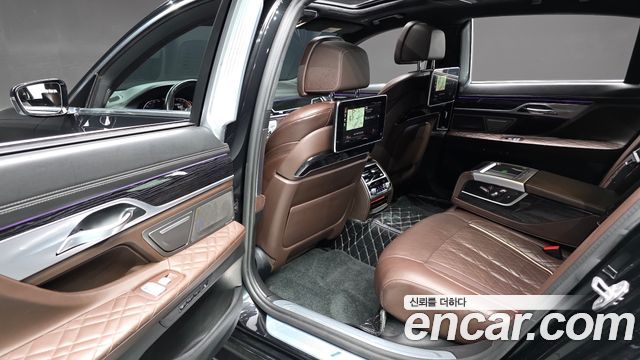 BMW 7-Series 2021 — photo 12