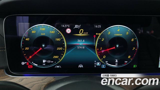Mercedes-Benz E-Class 2022 — photo 8
