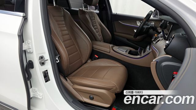 Mercedes-Benz E-Class 2022 — photo 11
