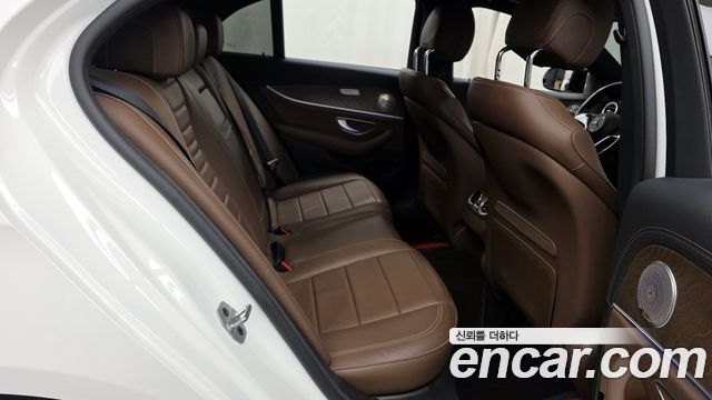 Mercedes-Benz E-Class 2022 — photo 12