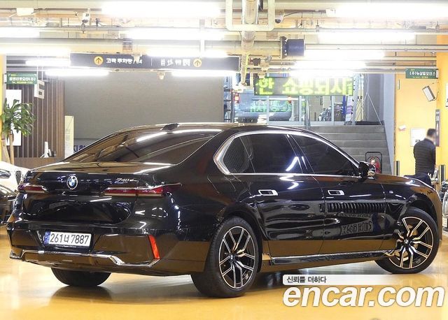 BMW 7-Series 2025 — photo 2