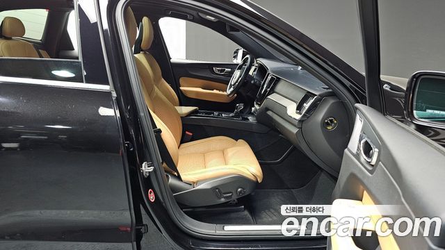 Volvo XC60 2018 — photo 11