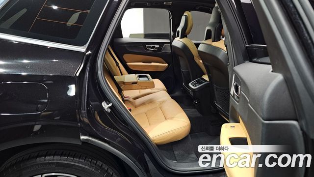 Volvo XC60 2018 — photo 12