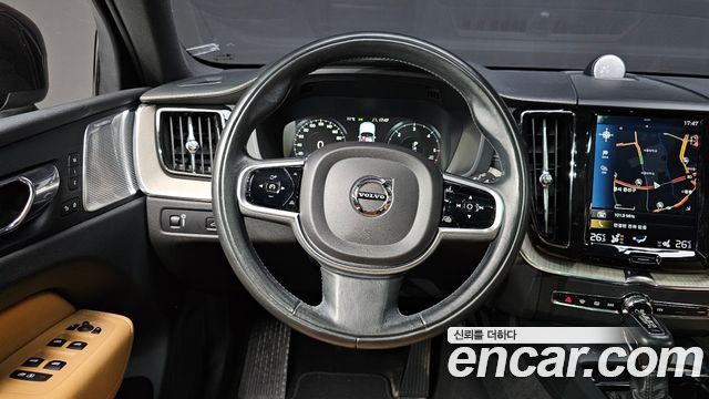 Volvo XC60 2018 — photo 13