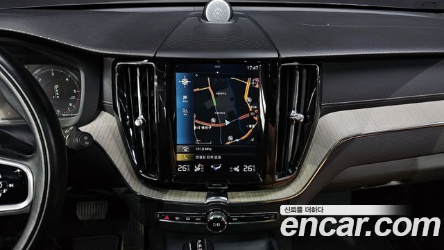 Volvo XC60 2018 — photo 14