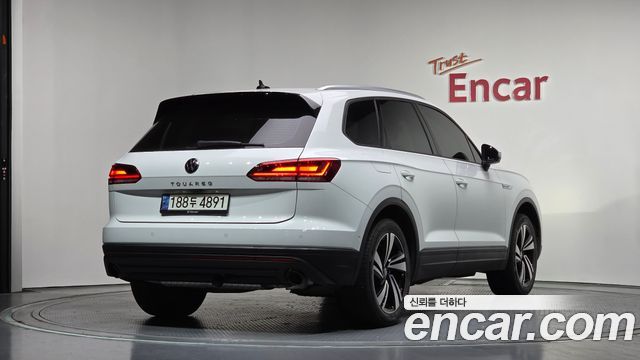 Volkswagen Touareg 2021 — photo 2