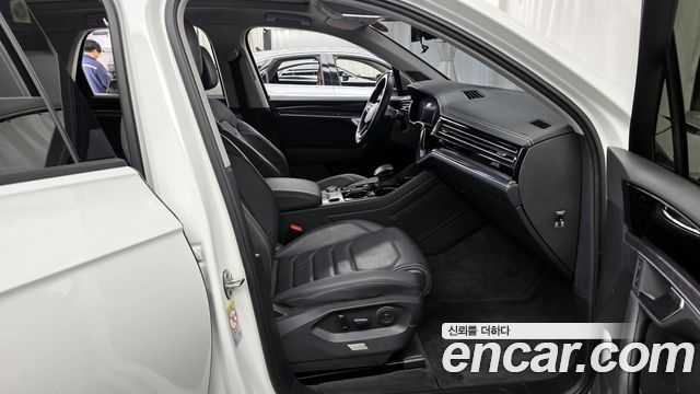 Volkswagen Touareg 2021 — photo 11