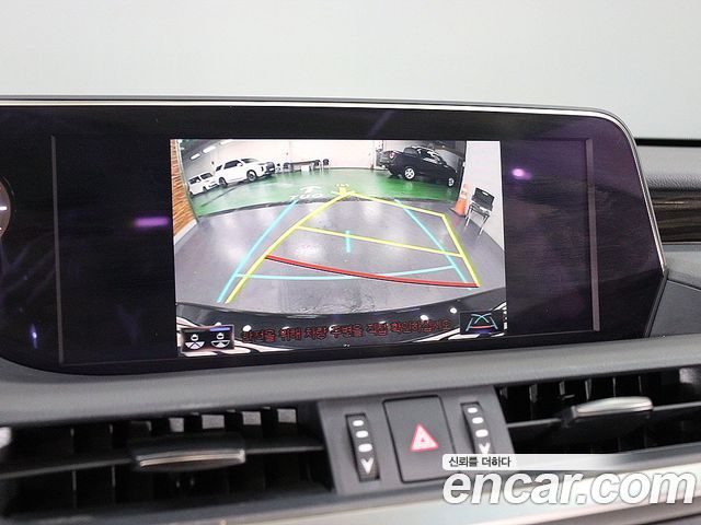 Lexus ES 2021 — photo 8