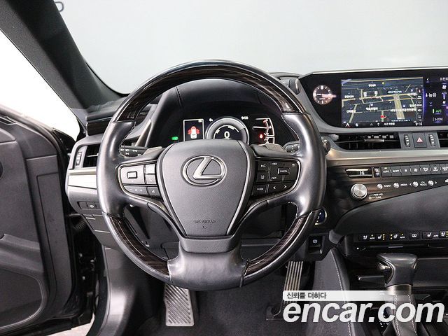Lexus ES 2021 — photo 9