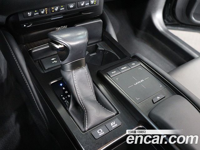 Lexus ES 2021 — photo 10