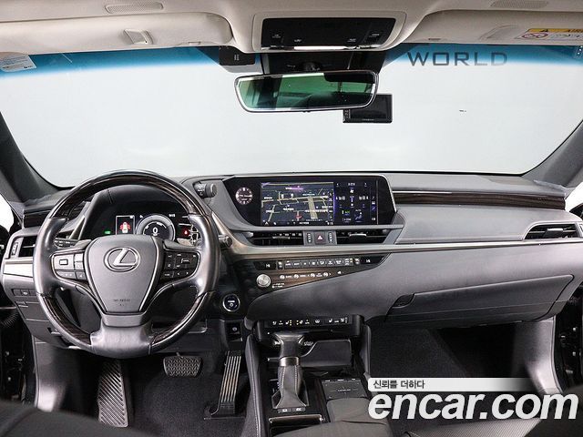 Lexus ES 2021 — photo 11