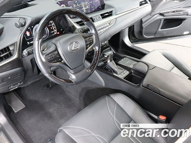 Lexus ES 2021 — photo 12