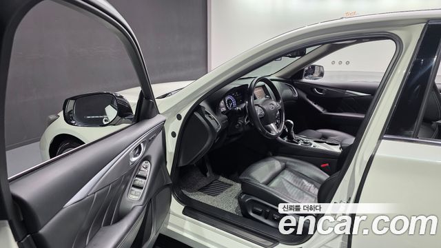Infiniti Q50 2016 — photo 11