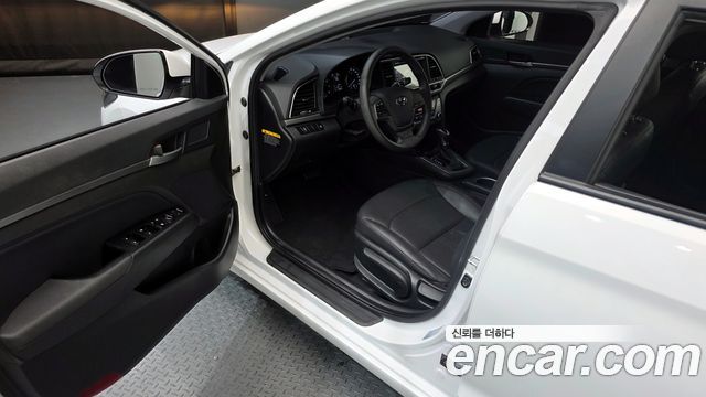 Hyundai AVANTE 2017 — photo 10