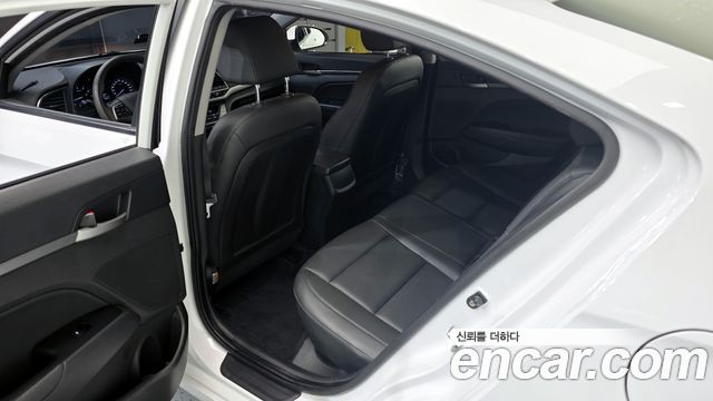 Hyundai AVANTE 2017 — photo 11