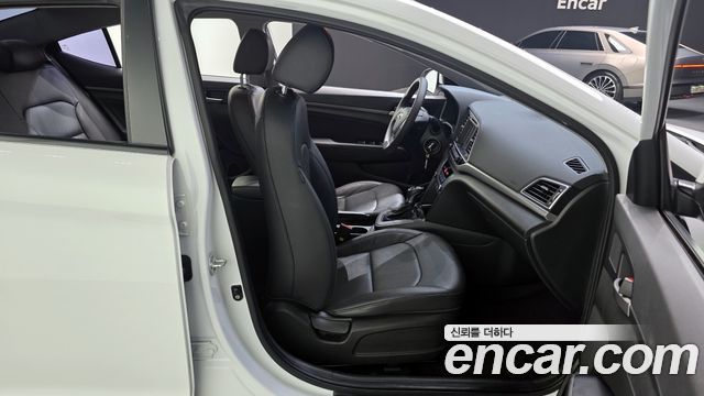 Hyundai AVANTE 2017 — photo 12