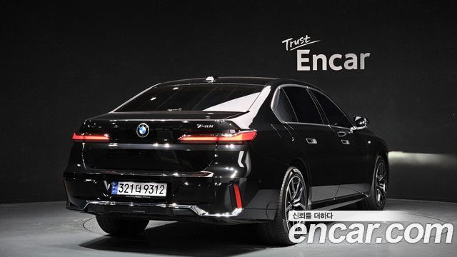 BMW 7-Series 2024 — photo 2