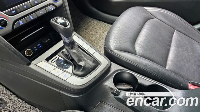 Hyundai AVANTE 2017 — photo 9