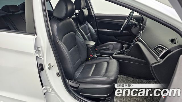Hyundai AVANTE 2017 — photo 10