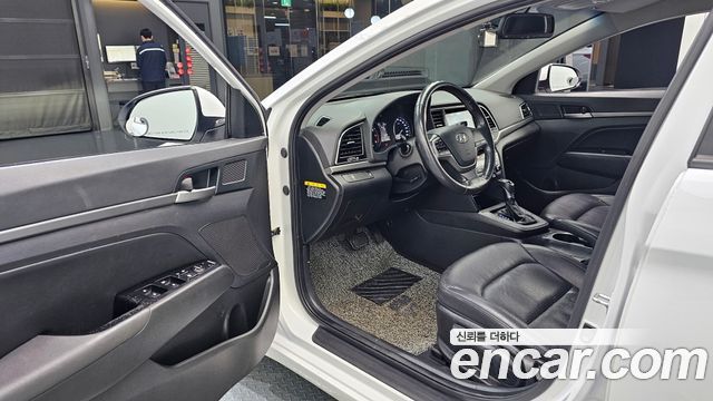 Hyundai AVANTE 2017 — photo 11