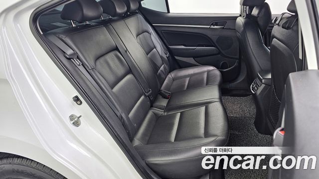 Hyundai AVANTE 2017 — photo 12
