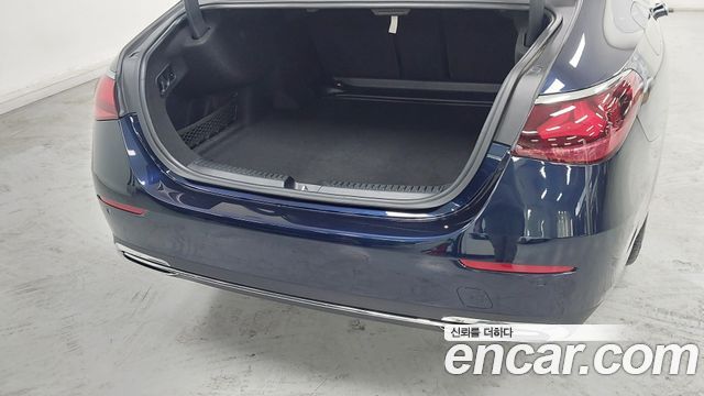 Mercedes-Benz E-Class 2025 — photo 11