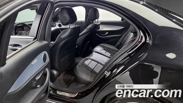 Mercedes-Benz E-Class 2020 — photo 11