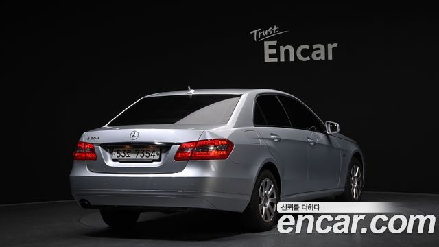 Mercedes-Benz E-Class 2011 — photo 2