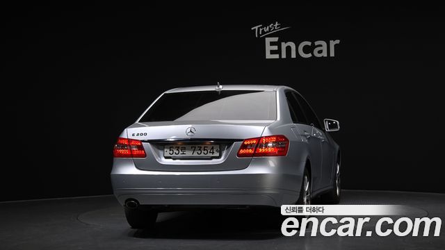 Mercedes-Benz E-Class 2011 — photo 4