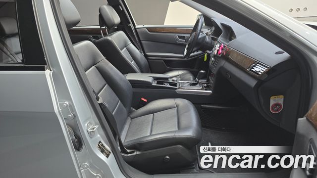 Mercedes-Benz E-Class 2011 — photo 10