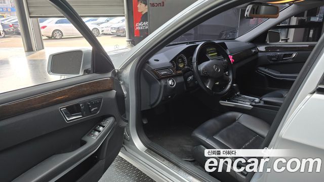 Mercedes-Benz E-Class 2011 — photo 11