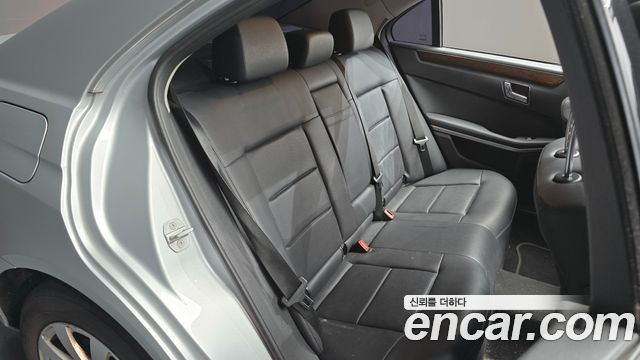 Mercedes-Benz E-Class 2011 — photo 12