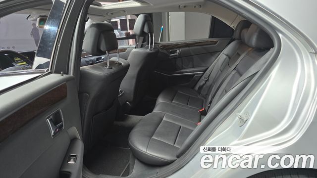 Mercedes-Benz E-Class 2011 — photo 13