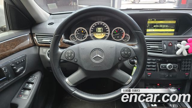 Mercedes-Benz E-Class 2011 — photo 14