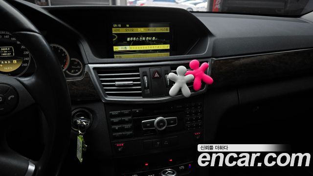 Mercedes-Benz E-Class 2011 — photo 15