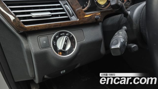 Mercedes-Benz E-Class 2011 — photo 17