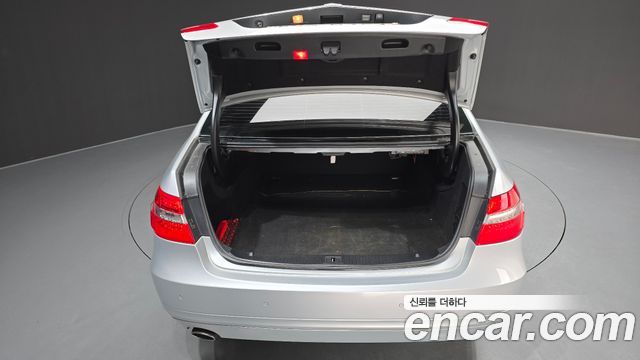 Mercedes-Benz E-Class 2011 — photo 20