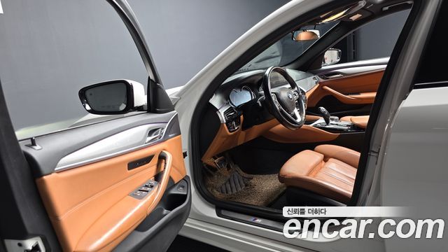 BMW 5-Series 2017 — photo 10